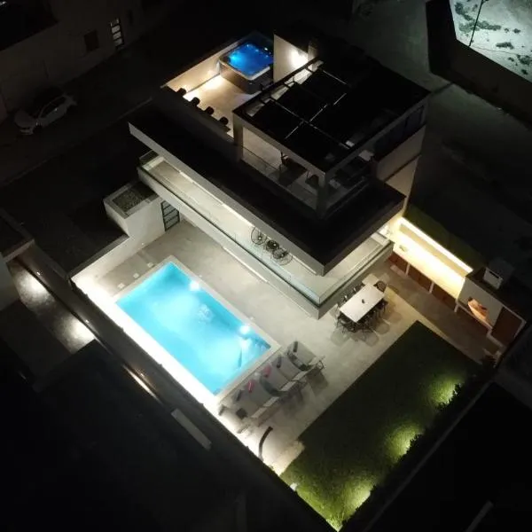 Luxury Villa Teo with heated swimming pool and panoramic view, hotel in Kaštela
