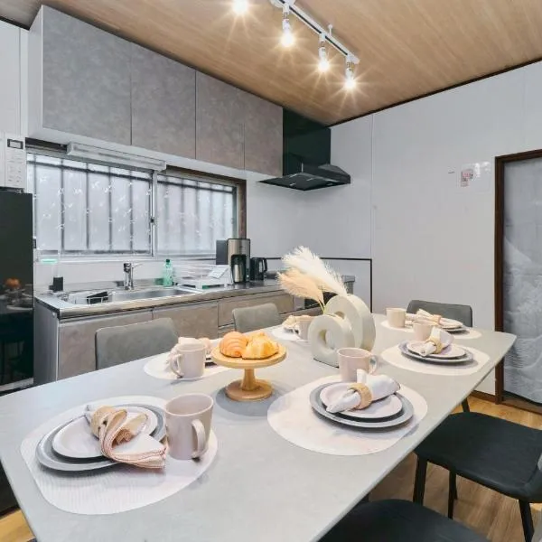 犬山口駅10分 80インチ映画館有 無料駐車場 ベッド6台 ソファベッド1台 83平米 最大10名宿泊可, hotel v destinaci Inuyama