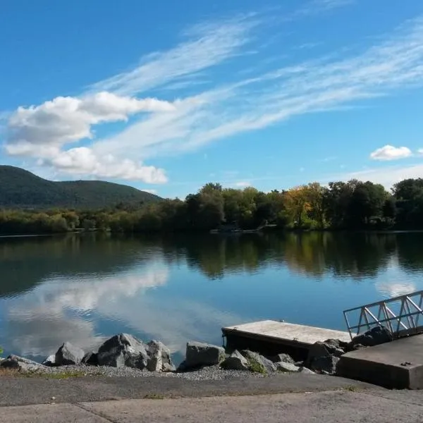 River & Mountain View 2BR Apartment Private Parking, hotel a McMasterville