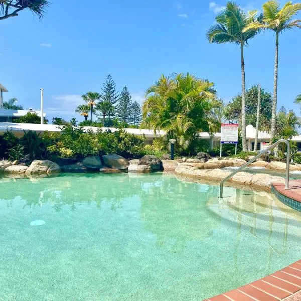 Beachfront Top Floor Resort Queen Studio at Alex Beach Resort, hotel in Alexandra Headland