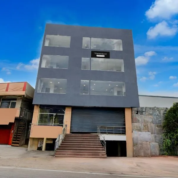 Super Townhouse Cherlapally Bus Terminal Formerly Hotel Chakripuram, hotel in Maula Ali