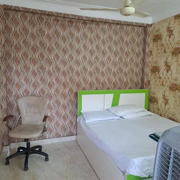 Narmada Guest House Family Hotel, hotel in Indore
