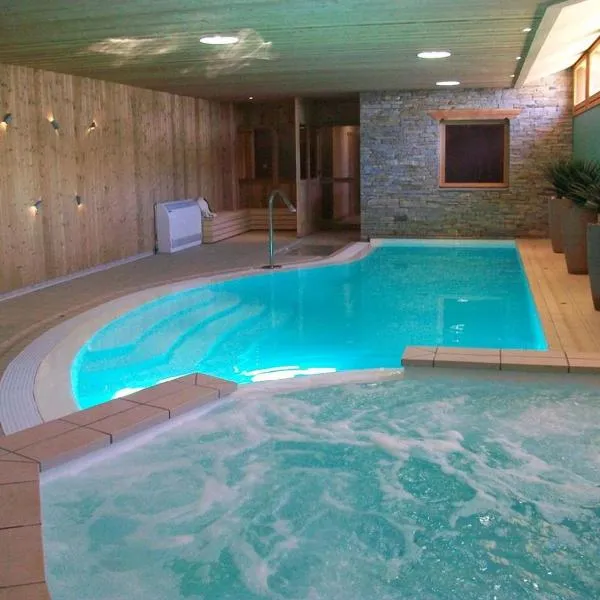 Apt 102, Les Chalets du Chaberton, pied de pistes et Spa, hôtel à Montgenèvre