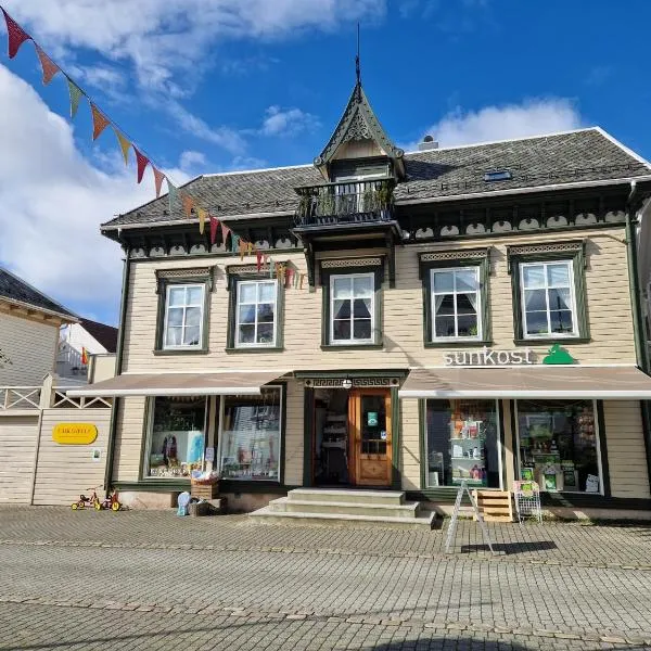Charming apartment, 3rd floor in Swiss villa, hotel em Flekkefjord