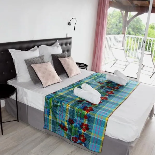 Duplex Rose Porcelaine - Vue Mer- Malendure, hotel in Bouillante