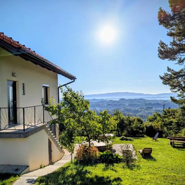 Apartma Hiša na Ravnah with hot tub, hotel in Pišece