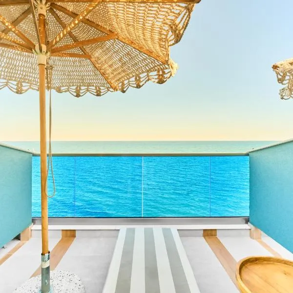 AKTEON GIRNI、パラリア・カテリニスのホテル