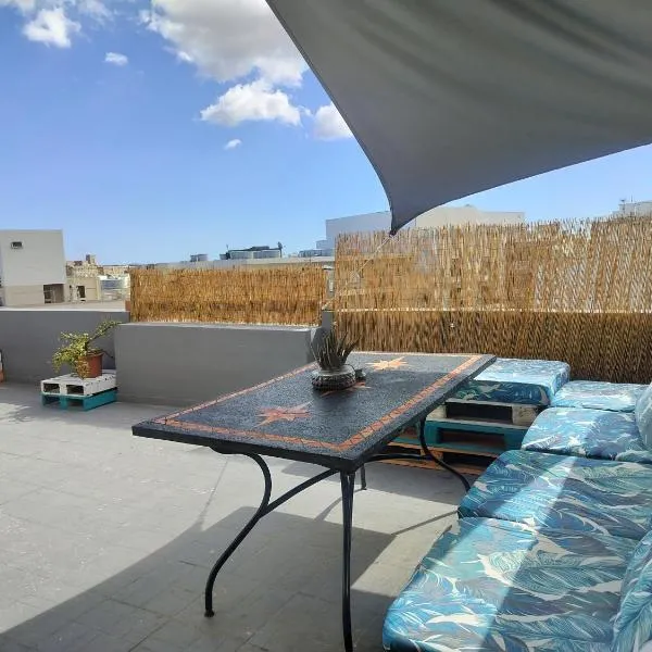 Private Rooms in a Penthouse in Malta between Capital of Valletta and St Julians nightlife, hotel sa Msida