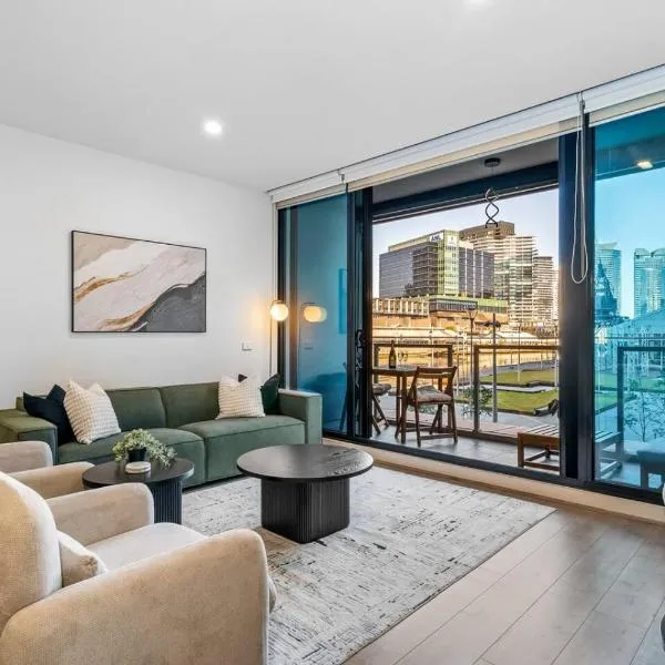 Luxe 3BR CBD Apartment with River Views and Resort Style Amenities, hotel di Melbourne