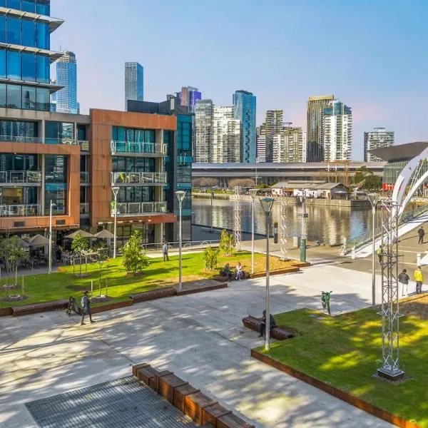 Modern 3BR Melbourne Waterfront Apartment with Resort Amenities in Docklands, Hotel in Melbourne