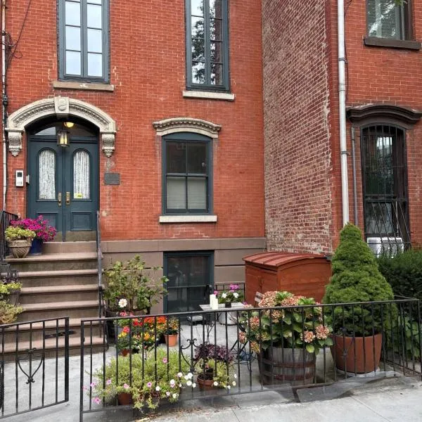 Historic 1869 Brownstone 15 min to NYC downtown, hotel i Jersey City