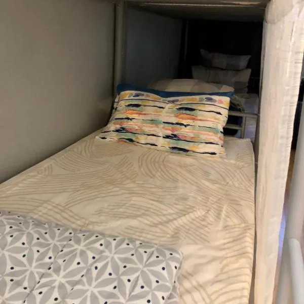 Female dorm- Femme dortoir Paris 8pm-10am, hotel in Bobigny