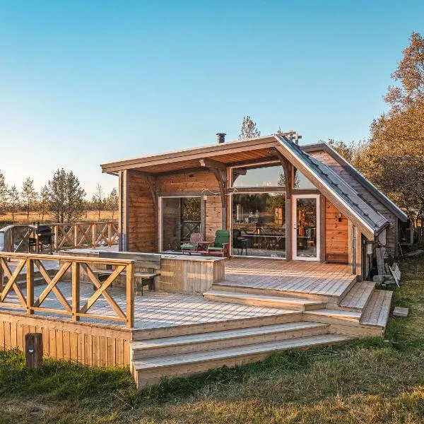 Riverside Cabin - Hot Tub, Fishing and Relaxing Escape, hotel in Laugarvatn