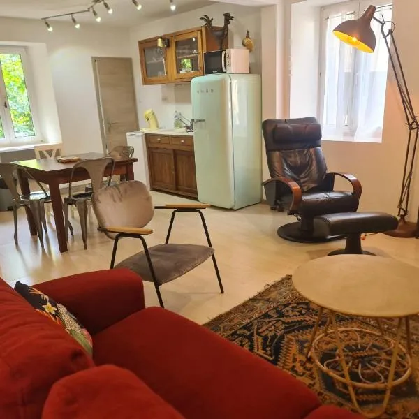chic t3 60 m2 cosy 1 a 6 personnes rando, nature, bike park, station de ski, hotel in Le Bonhomme