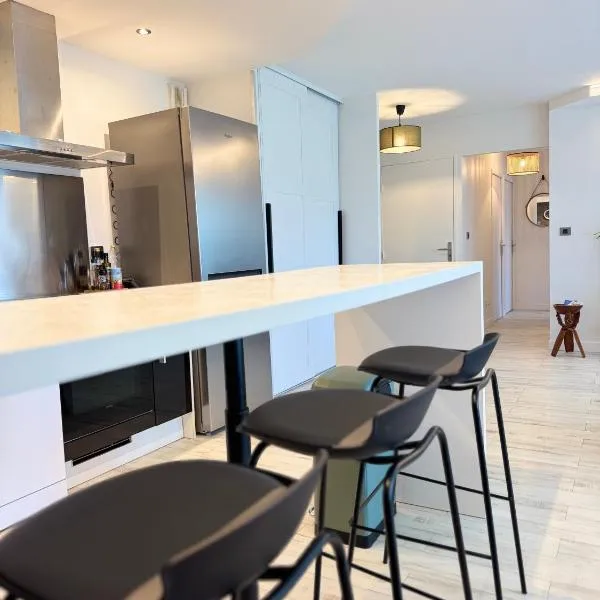 LA PROVENCE- 75m2 of Light & Charm, Modern Family apartment, Pool & private Parking near Avignon, Fully renovated with interior-architect design, hotel in Le Pontet