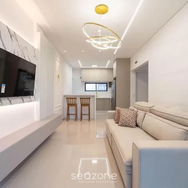 Apto 2Q c/ varanda próx a praia em Itapema RGO702, hotel in Meia Praia