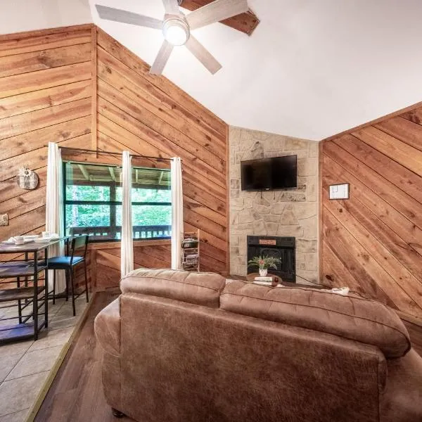 Cozy Sevierville Cabin W Mountain Views & Hot Tub, hotel en Sevierville