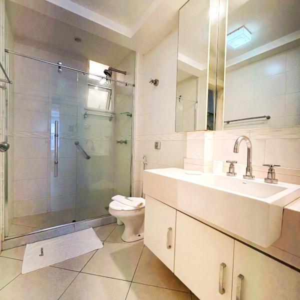 Maravilhoso Apartamento no Posto 5 de Copacabana - Foto 3