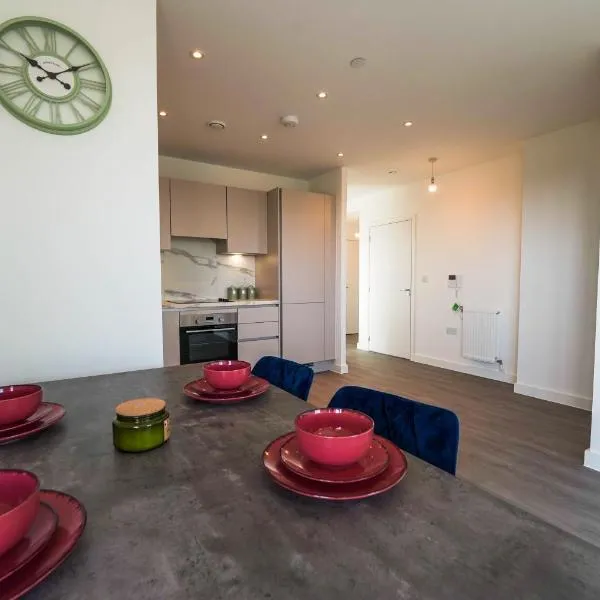 Modern 2BR Wembley Apartment Stadium Views and Balcony, hotel in London