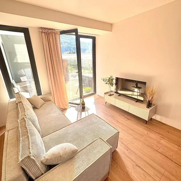 Moderný apartmán so súkromnou terasou v centre mesta, hotel in Banská Bystrica