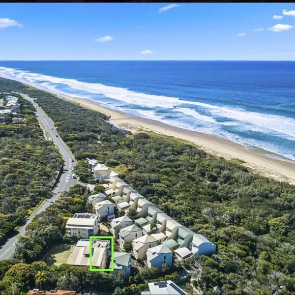 Castaways Penthouse Noosa, Beachfront Pool Tennis, hotel in Castaways Beach