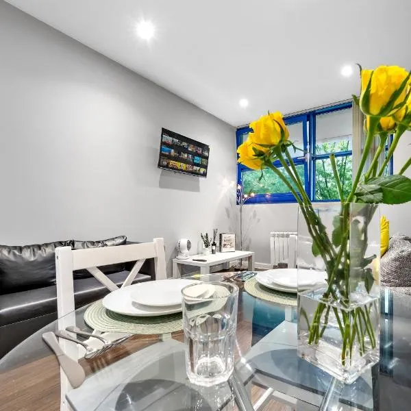 BRAND NEW - For 1-4, Direct Infront of Heathrow Airport, 15min Windsor Castle, hotel in Harmondsworth