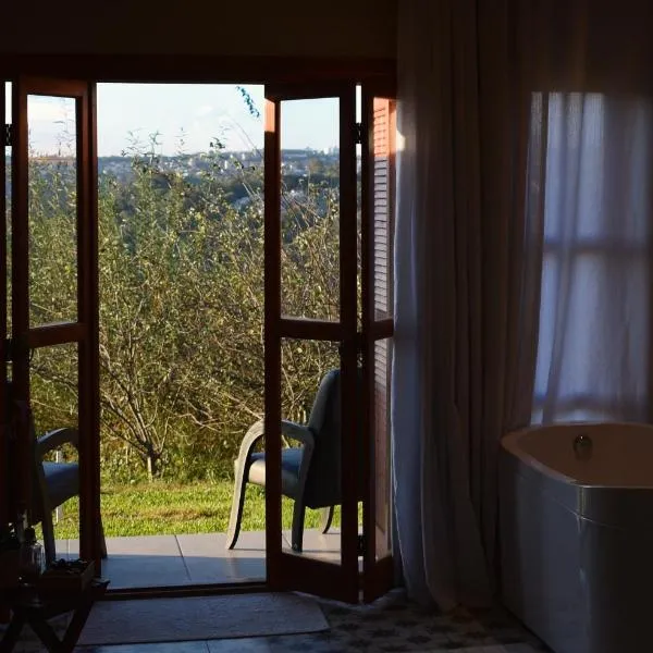 Suítes Celeste, Charme no Vale dos Vinhedos com Banheira e Café da Manhã Colonial Incluso, hotel in Bento Gonçalves