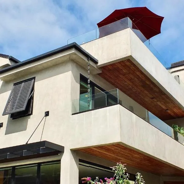 Naples Luxury Retreat - 2 BDR Walk to Beach Dining & Shops, hotel in Long Beach