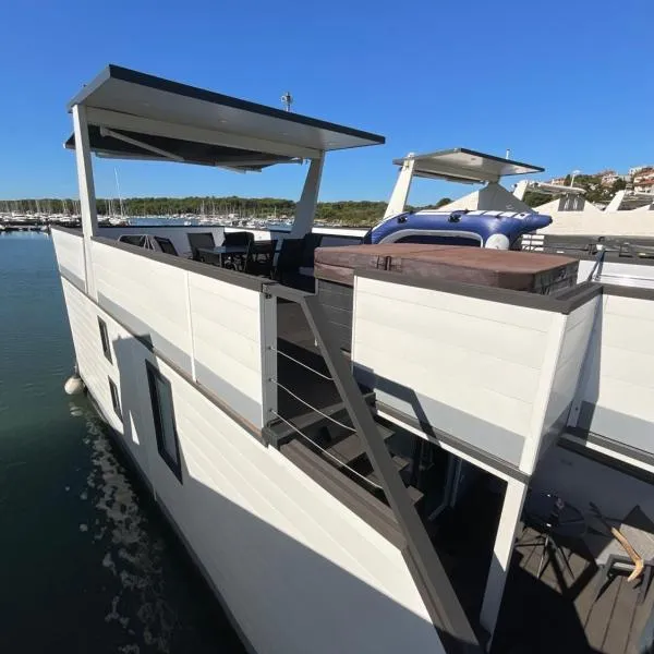 Floating House - LUXURY Floating Sea OASIS Pula, hotel en Pula
