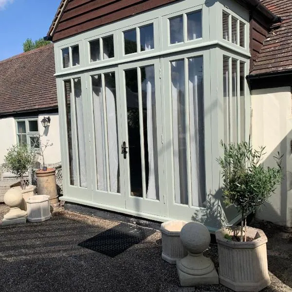 The Byre, at Cradle Barn offering a king suite, hotel v destinaci Abingdon