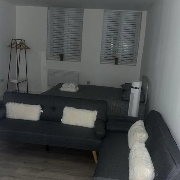 Bright Studio Near Kew Gardens & Heathrow, hotel in Hounslow