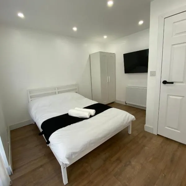 Modern en-suite rooms Luton air port, hotel in Luton