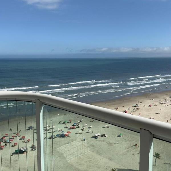 Apartamento com Prédio Frente Mar
