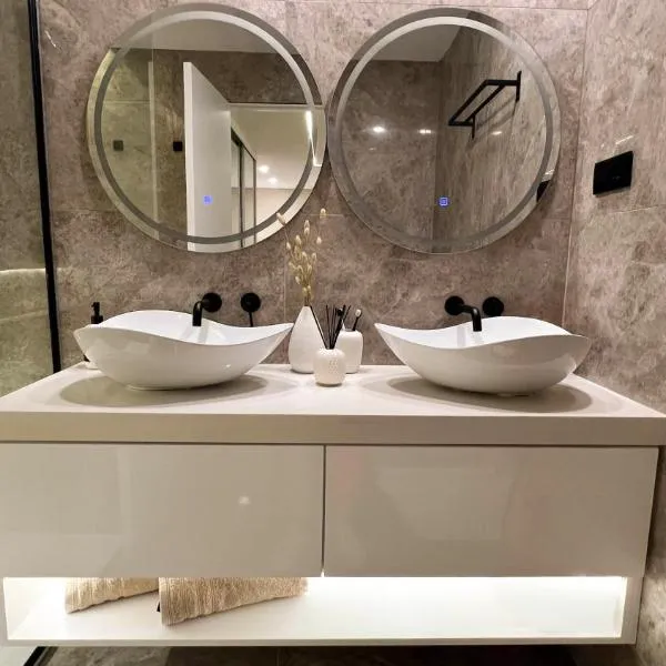 Serenity: Praia şehrinde bir otel