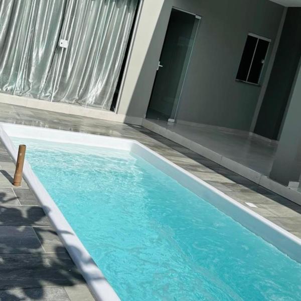Casa de Praia Nova - com 2 suítes mais 2 quartos mais 2 banheiros sociais Piscina com Aquecimento Solar, churrasqueira e forno a lenha para 8 pessoas ou 4 Casais em São Francisco do Sul