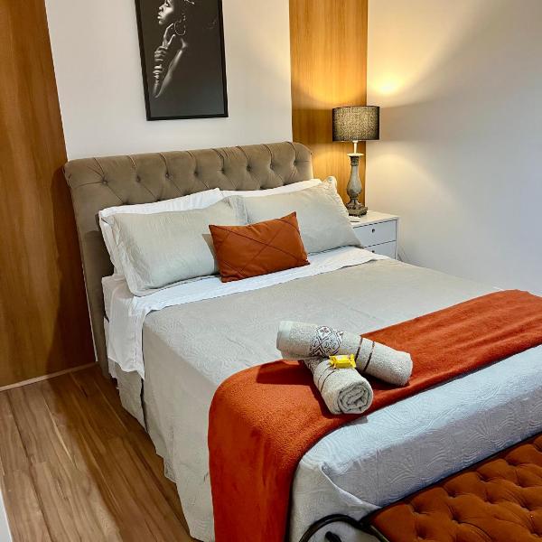 Apartamento à 10min de caminha da praia, com 2 quartos, 2 banheiros e vaga de garagem