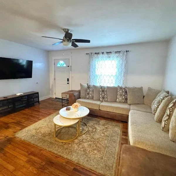 Charming 3 BDRM in Charlotte - 1 mile to Uptown, hotel in Charlotte