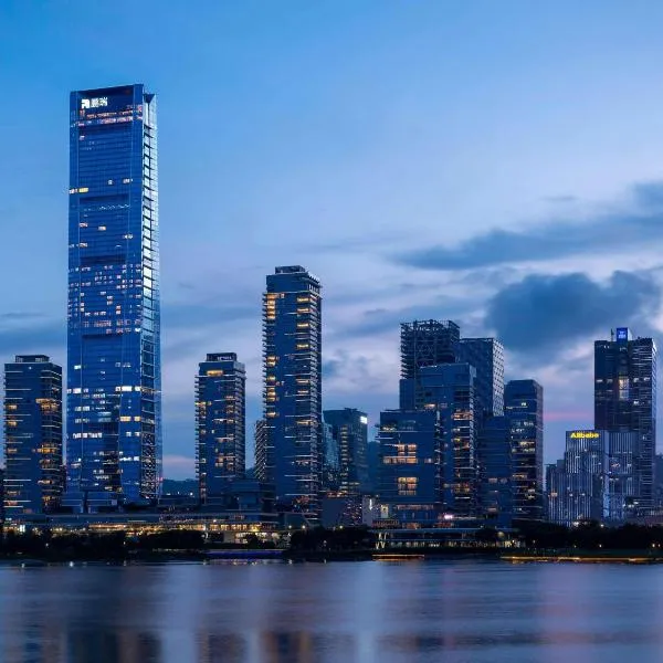 Raffles Shenzhen, Situated in the heart of One Shenzhen Bay, Book Now to Enjoy Free Minibar and Happy Hour Privileges at Long Bar on 71F, hotel di Shenzhen