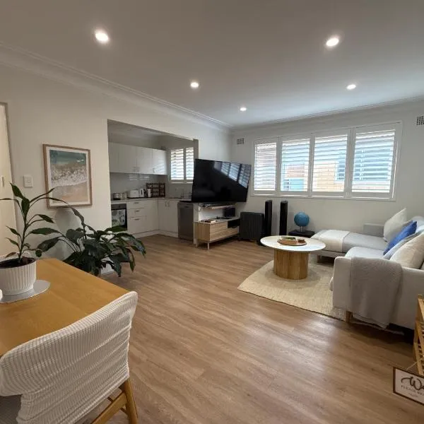 Coogee Sunrise shared Apt with Parking, Balcony & Work Desk, hotel di Sydney