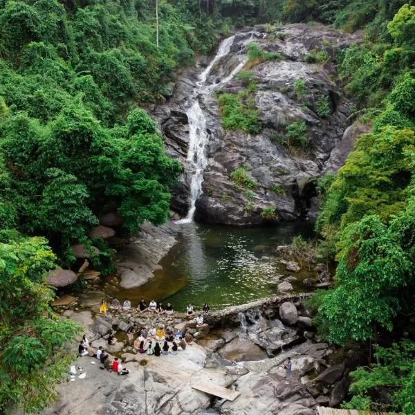YesHue Eco Waterfall Retreat, hotel in Hue