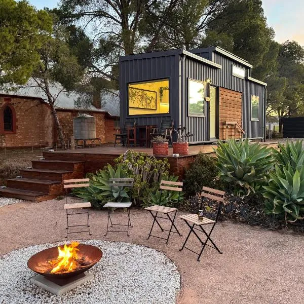 Pink Lake Tiny House - 'Peony', hotel in Lochiel
