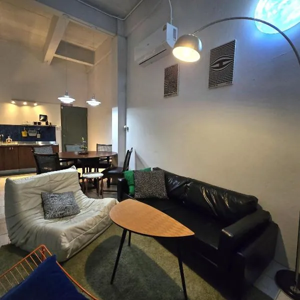 Dramatic Exit Bangkok - Cozy Loft House near Suvarnabhumi Airport, Hotel in Bangkok
