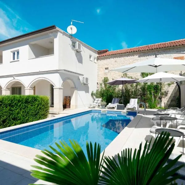 Villa Martin - Fenced Yard, Stone BBQ & Pavilion - Village Centre, hotel a Kringa