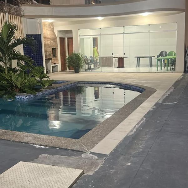 Casa com Piscina e quartos amplos