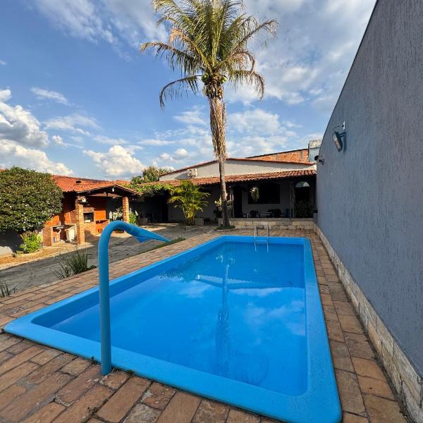 Casa espaçosa com piscina e churrasqueira - Foto 2