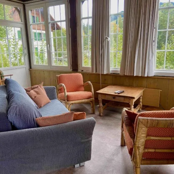 Parterre-Wohnung im Zentrum, hotel i Gstaad