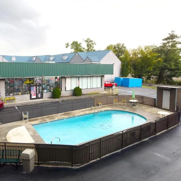 Tennessee Mountain Lodge Riverside by OYO, hotelli kohteessa Pigeon Forge