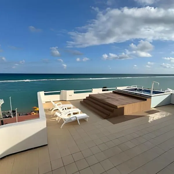 Cobertura Duplex com PISCINA PRIVATIVA de frente para o MAR 5 quartos até 14 pessoas, hotel in Barra de São Miguel