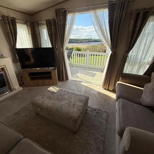 No38 - The Waterfront Sandy Bay, hotel in North Seaton