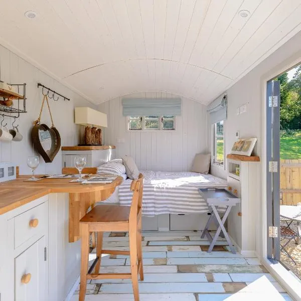The Hut At Hole Farm, hotel in Alderbury